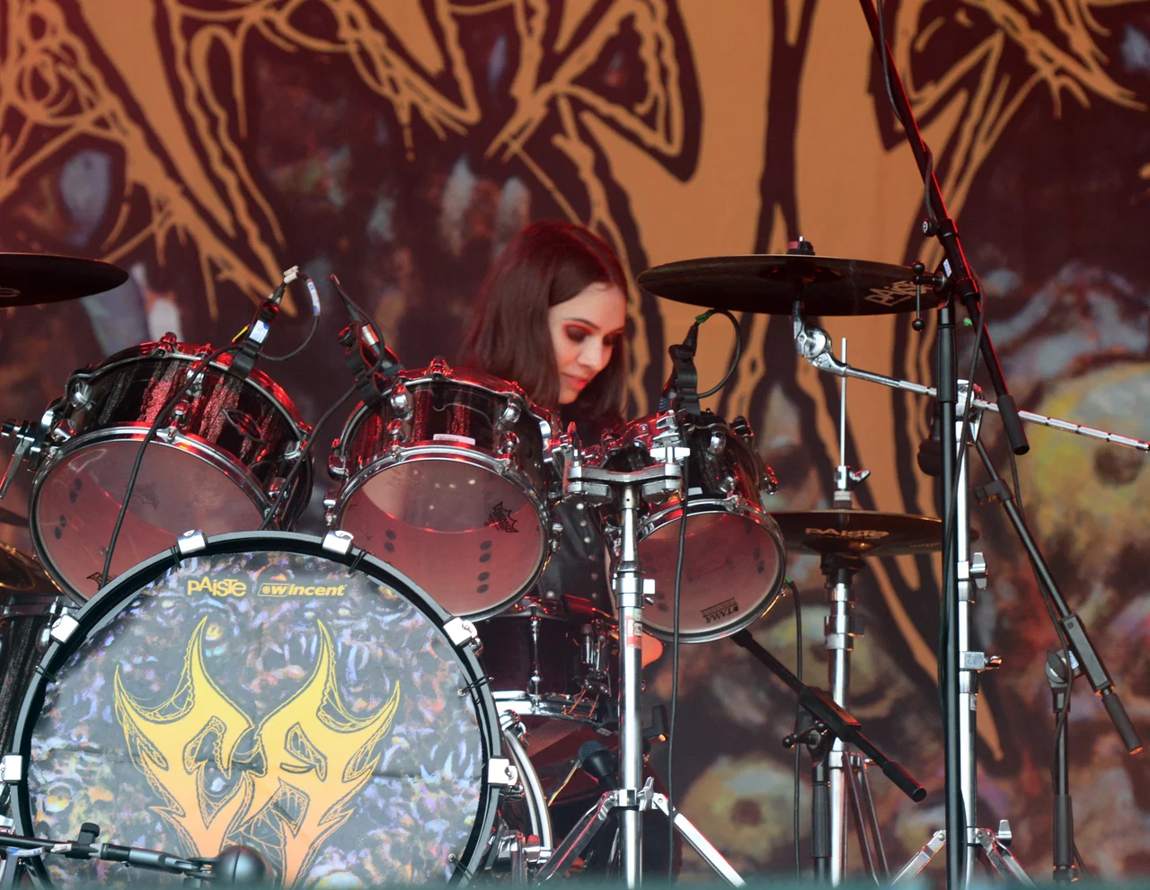 Luana Dametto tocando bateria com a Crypta no Wacken Open Air de 2022