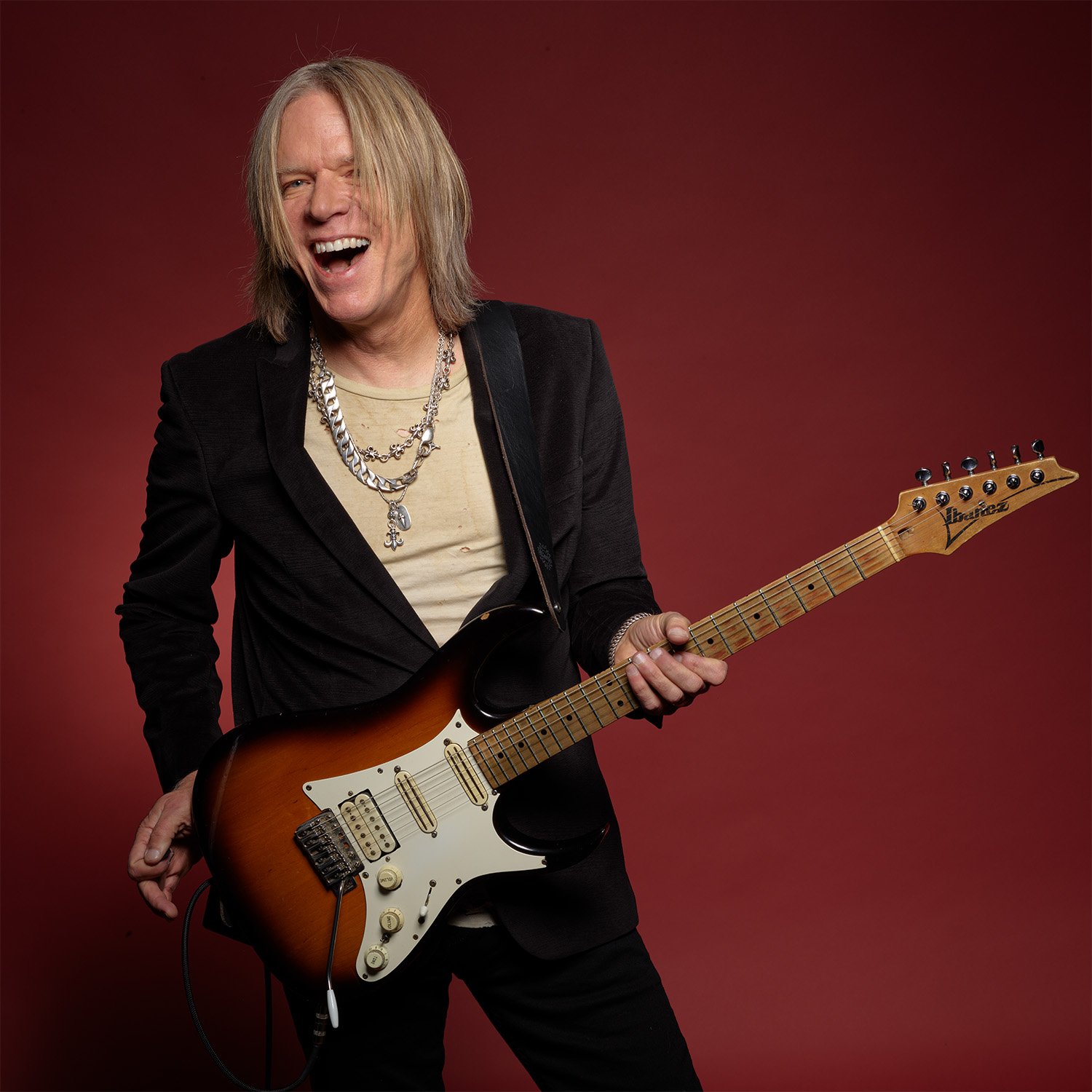 Andy Timmons com sua guitarra Ibanez AT, mostrando o humbucker de ponte e dois captadores Cruiser