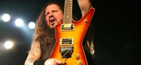 Dimebag Darrell no palco com uma guitarra de corpo angular e dois humbuckers