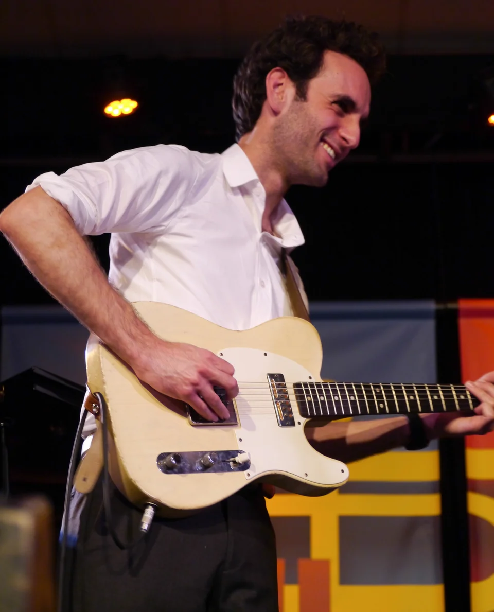 Julian Lage tocando guitarra no Monterey Jazz Festival de 2014