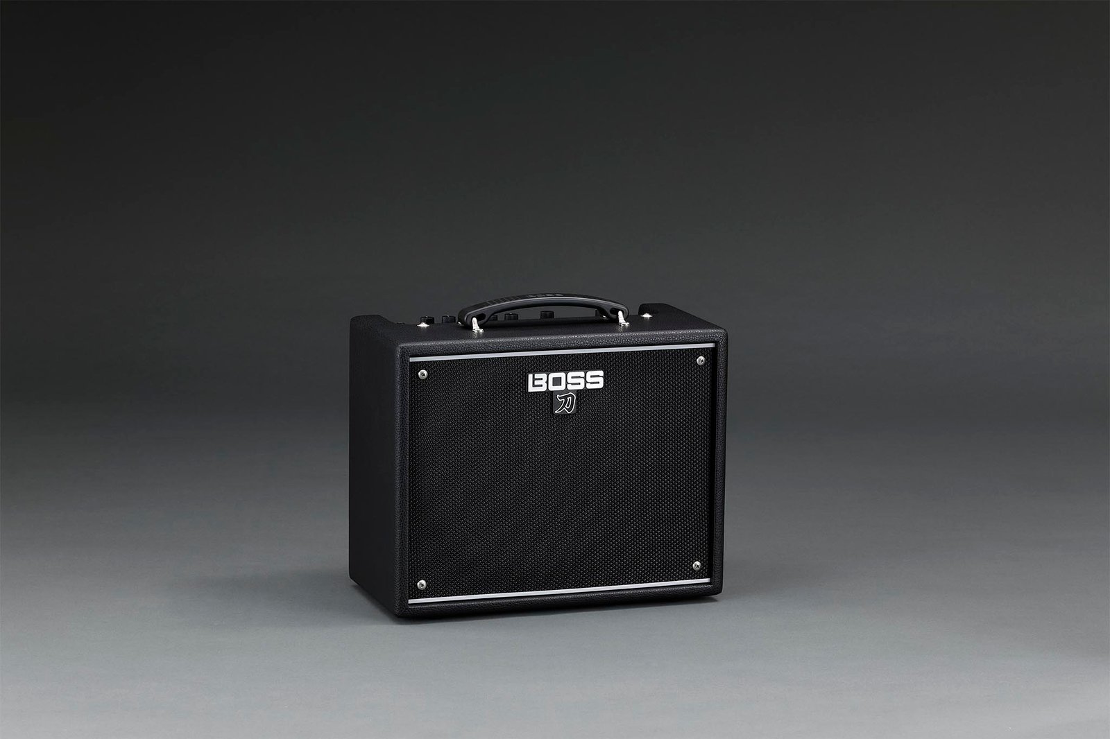 Amplificador BOSS Katana-25 em fotografia oficial de produto sobre fundo cinza