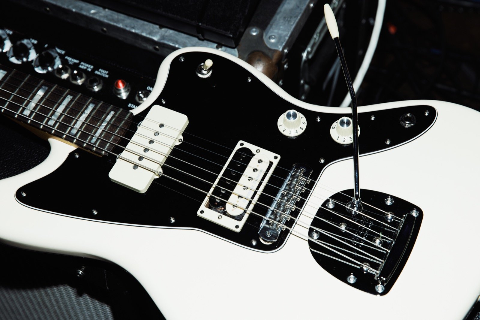 Detalhe da Fender Kim Gordon Jazzmaster branca com captador Jazzmaster no braço e humbucker na ponte