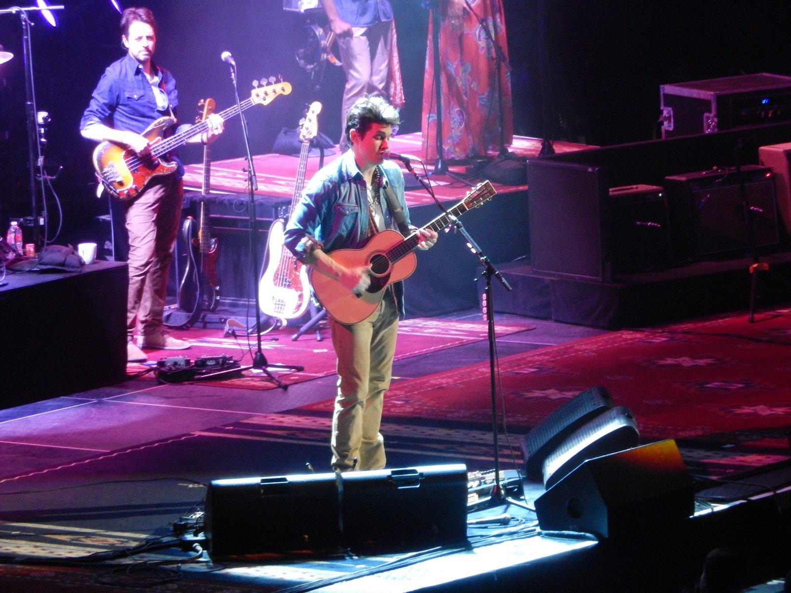 John Mayer tocando guitarra no Barclays Center em foto de arquivo de 2013