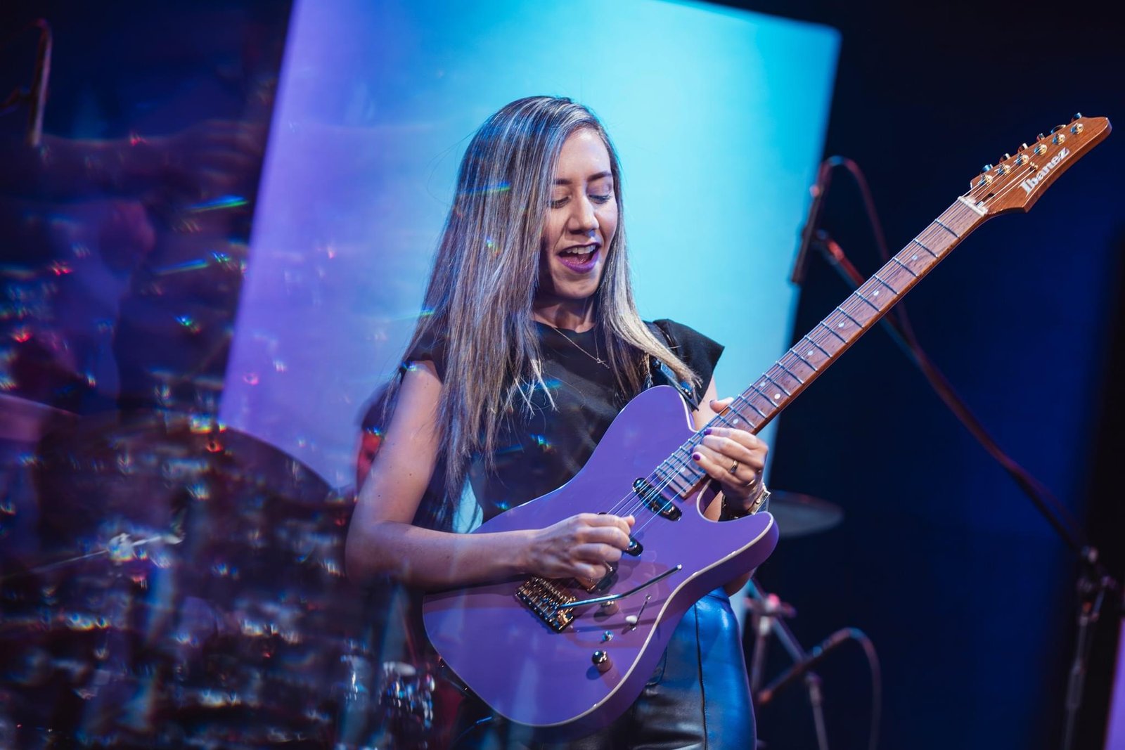 Lari Basilio tocando guitarra no Alvas Showroom, em Los Angeles, em foto de arquivo de 2024