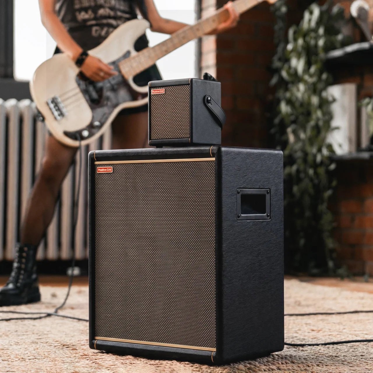 Spark MINI sobre o Spark CAB 2, com uma baixista ao fundo