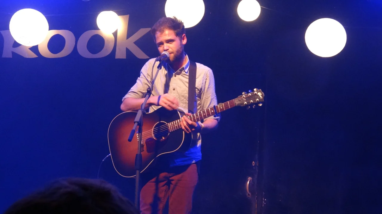 Passenger tocando violão no The Brook, em Southampton, em 2013