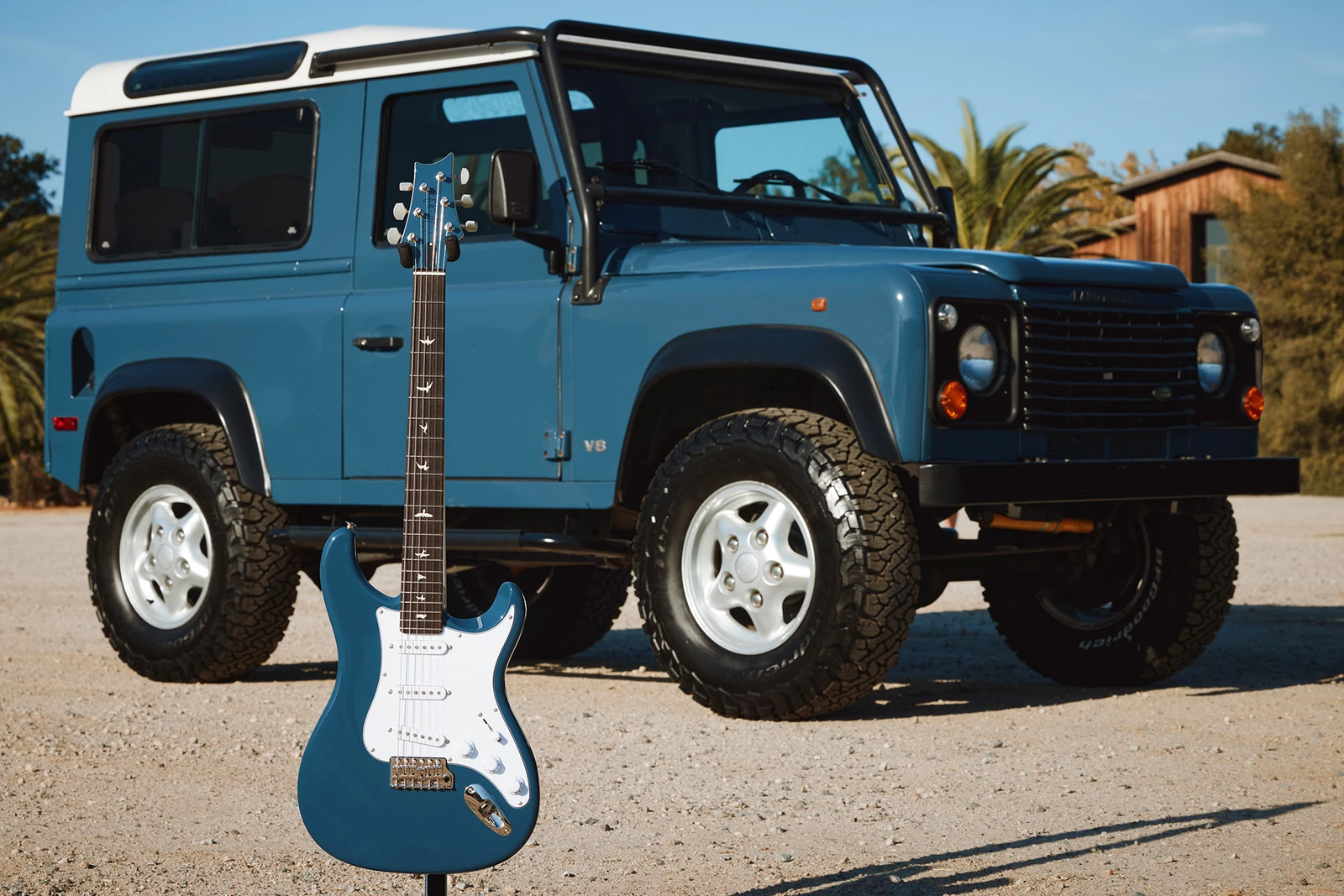 PRS Silver Sky azul diante de um Land Rover Defender na foto de divulgação da coleção